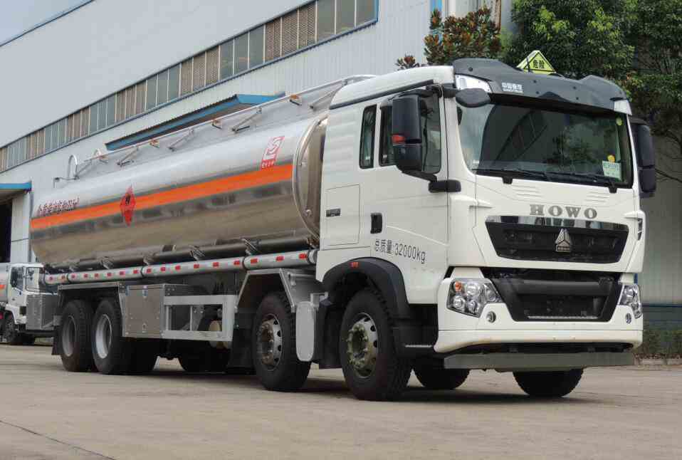重汽前四后八油罐車