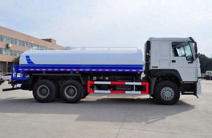 重汽豪沃18方灑水車(chē)