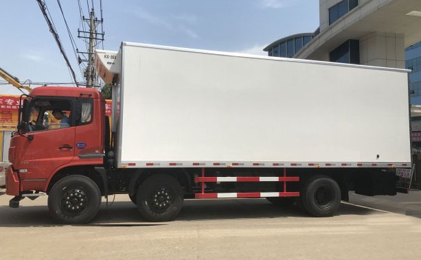 國(guó)五東風(fēng)小三軸7.7米冷藏車