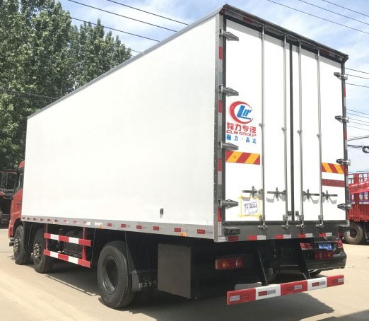 國(guó)五東風(fēng)小三軸7.7米冷藏車