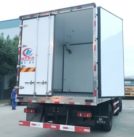 國(guó)五東風(fēng)小三軸7.7米冷藏車