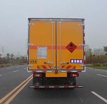 福田奧鈴6.2米易燃液體廂式運輸車