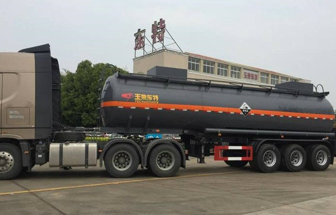 化工液體運輸車圖片