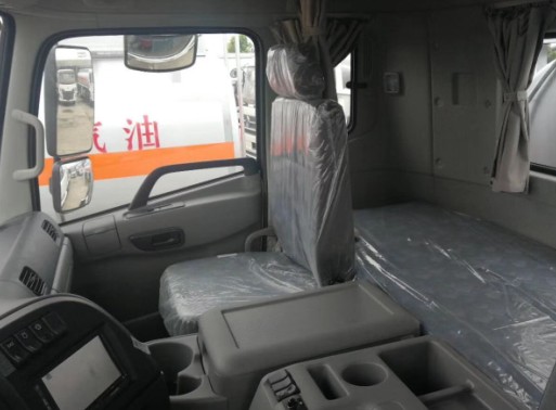 東風(fēng)天龍前四后八油罐車(chē)內(nèi)飾圖片 東風(fēng)天龍前四后八油罐車(chē)內(nèi)飾圖片