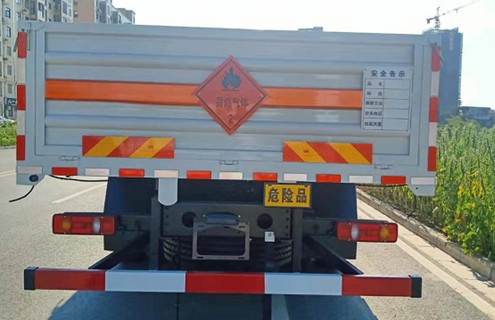 東風(fēng)天錦小三軸(6x2)氣瓶運輸車 東風(fēng)天錦小三軸(6x2)氣瓶運輸車