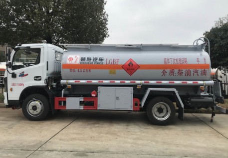 國六8噸東風(fēng)油罐車/運油車