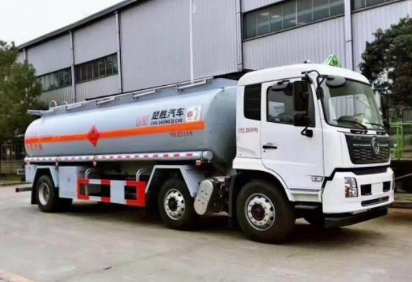國(guó)六東風(fēng)天錦小三軸油罐車圖片