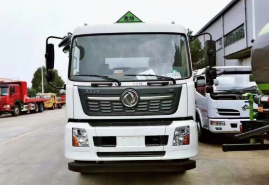 國(guó)六東風(fēng)天錦小三軸油罐車圖片