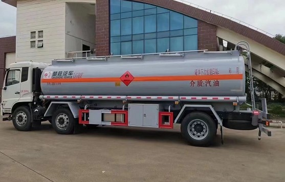 國(guó)六東風(fēng)天錦小三軸油罐車圖片