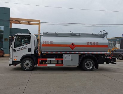 國(guó)六解放8噸油罐車(chē)多方位圖片 國(guó)六解放8噸油罐車(chē)多方位圖片