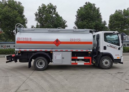 國(guó)六解放8噸油罐車(chē)多方位圖片 國(guó)六解放8噸油罐車(chē)多方位圖片