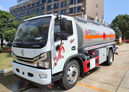 東風(fēng)多利卡8噸油罐車(chē) 東風(fēng)多利卡8噸油罐車(chē)